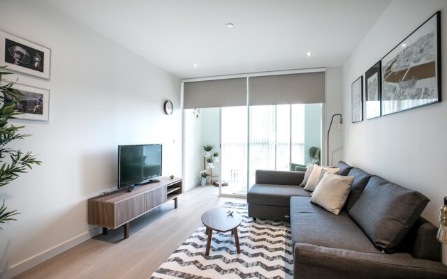 Bright 1 Bedroom Flat With Amazing Rooftop!