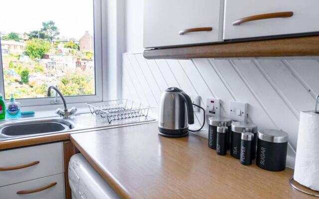 ☆ Bright, 2 Bedroom West End Apartment ☆