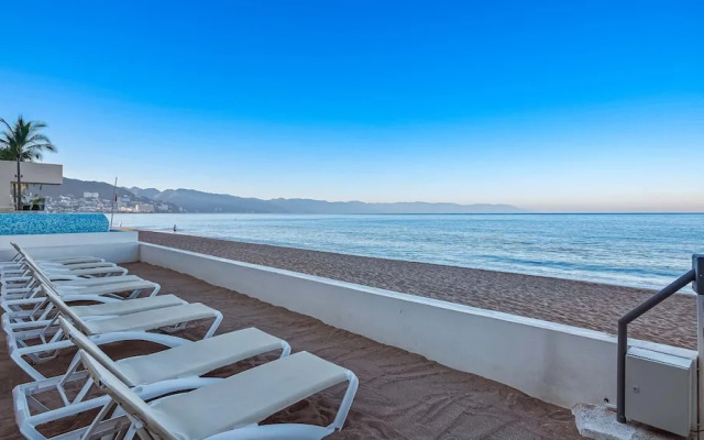 Gorgeous 1BR Condo With Pools Sea Views