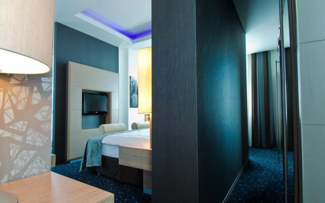 Отель Chirag Plaza Hotel & Business Center