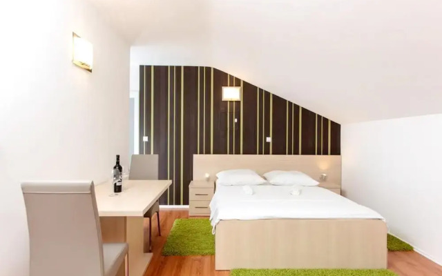 Studio in Podstrana, With Wonderful Mountain View, Enclosed Garden and