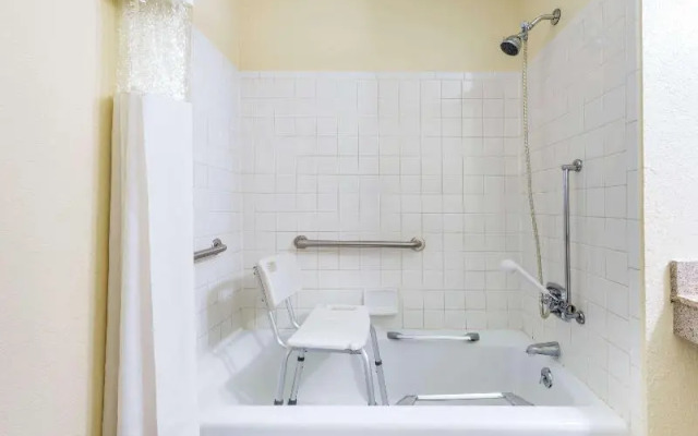 Super 8 by Wyndham Franklin/Middletown Area