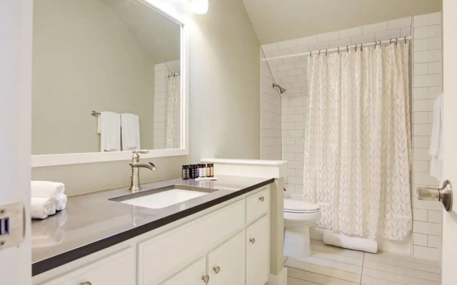 Massive 14 Bed/3.5ba Downtown Home by Domio