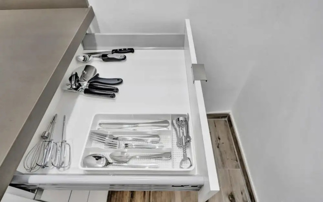 Newly Renovated Apt-unit #1 Close to Beach