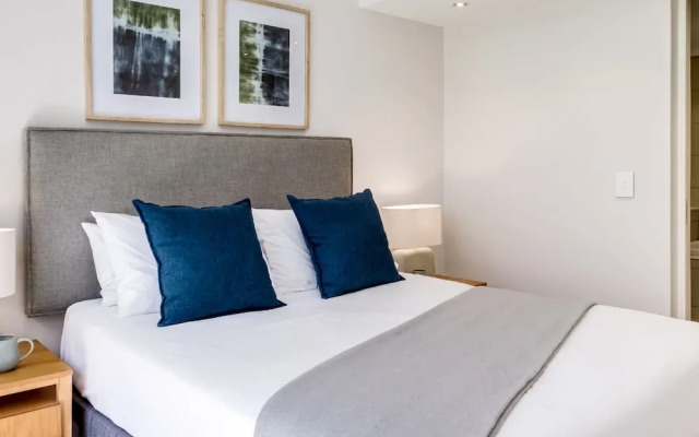 Tranquil Escape in Sea Point Aureto