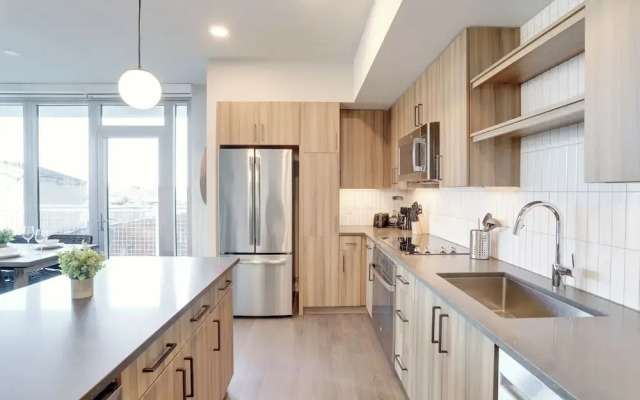Stylish Apartment Steps from the Metro