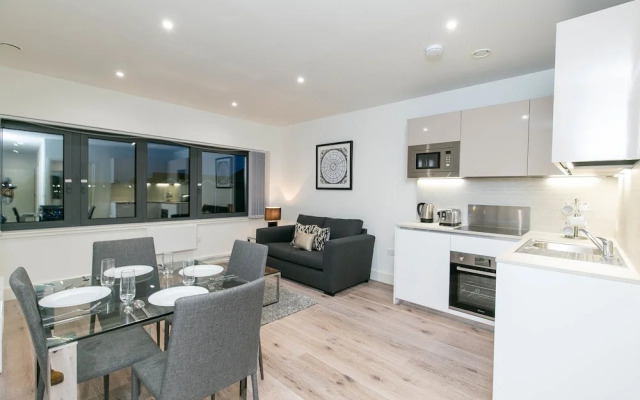 Deluxe Heathrow Apartments & Parking