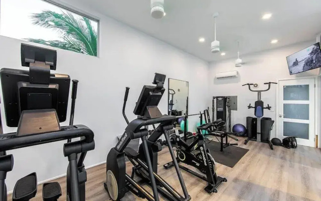 Family Beachside Villa With Hotel Amenities v7