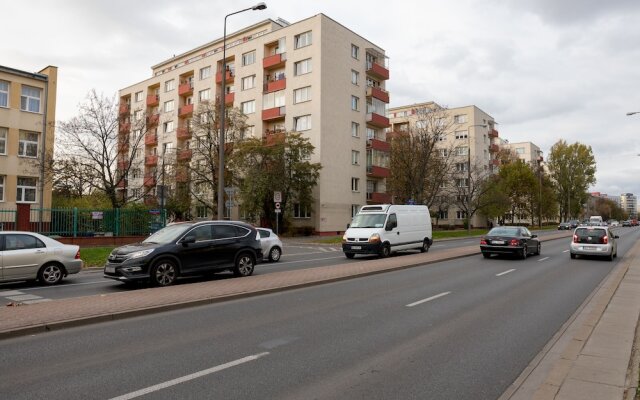 Metro Wilanowska 3-Bedroom Apartment