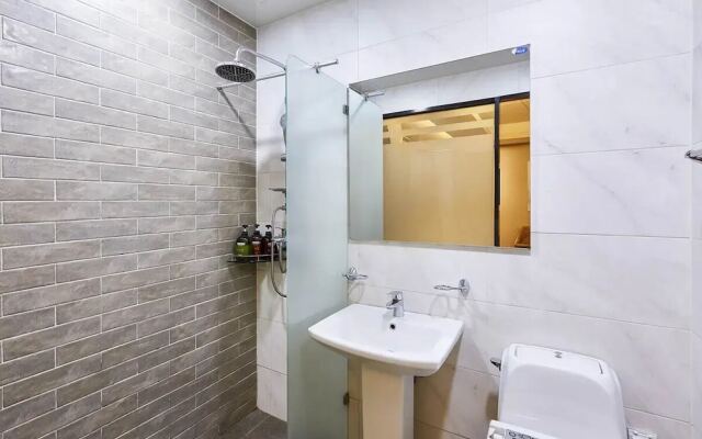 Hotel Forest River Novel