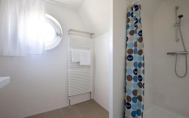 Detached villa with 2 bathrooms, beach at 400m.