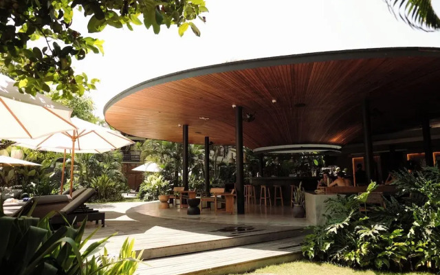 Wave House - Surf Camp