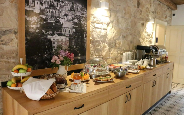 Hotel At the White Lily