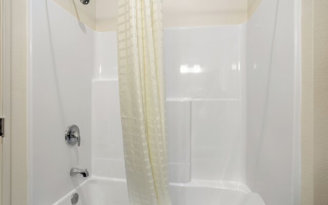 Cobblestone Hotel & Suites - Waukesha