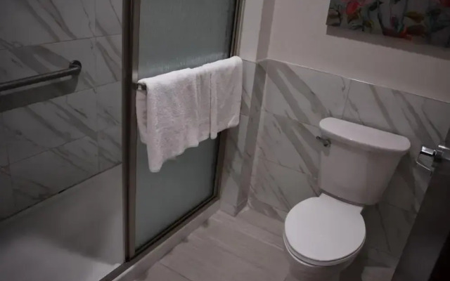 Grand Villa Inn & Suites - Humble