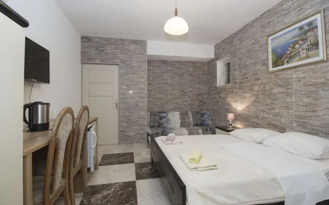 Apartments and rooms Eugenia