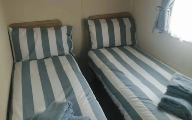 3 Bed Lodge - Sleeps 6 - Parking - Pets - Wifi