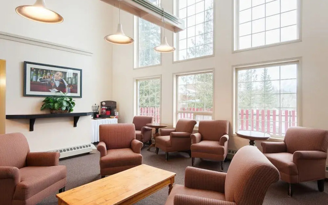 Fernie Slopeside Lodge