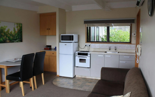 Pohara Beachfront Motel