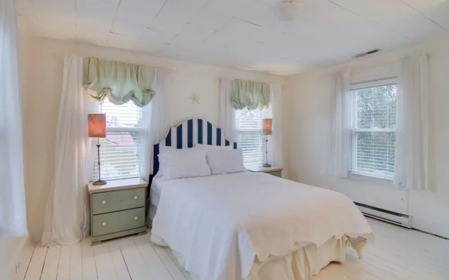 'chincoteague Charm' Escape w/ Bikes & Yard Games!