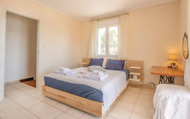 Awesome Home in Kaki Thalassa-keratea With 4 Bedrooms and Wifi