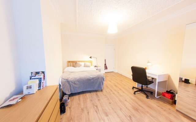 Spacious & Quiet 4BR Flat for 8 in Hampstead