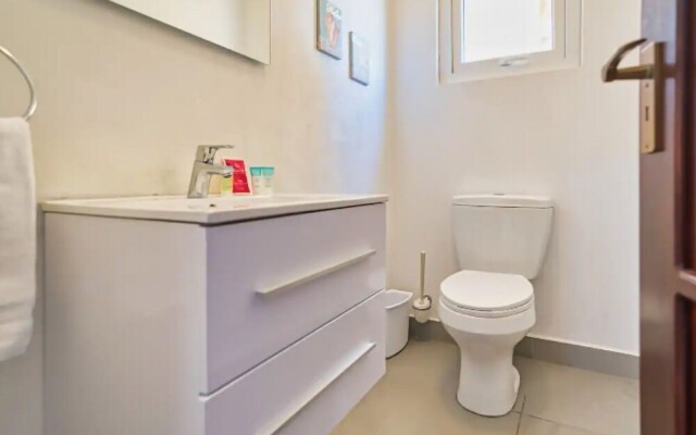 Spacious 6BR Villa w Pool Close2beach Sleeps 16