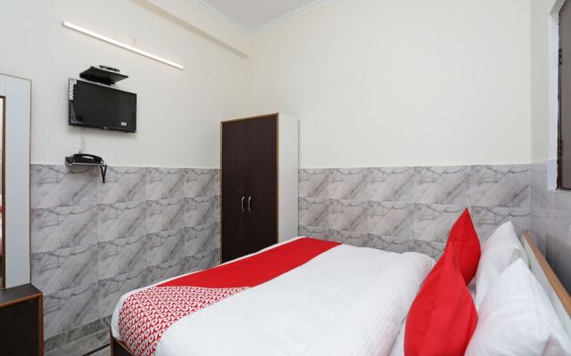 OYO 11762 Trimurti Guest House