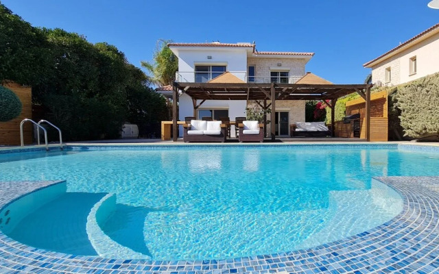 Stunning 5-bed Beach Front Villa, Private Beach