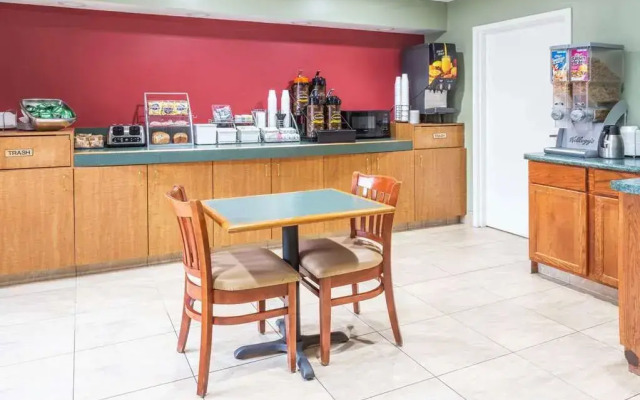 Super 8 Motel - Elgin