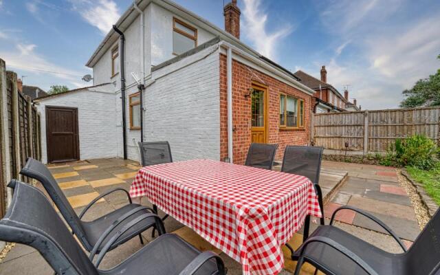 Cosy 3 Bedroom Home with Parking