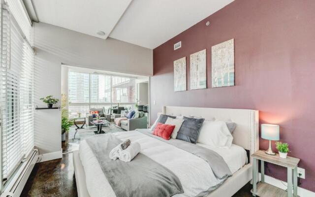 Upscale 2BR Condo - King Bed - Stunning City Views