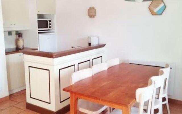 Maison au milieu des pins entre golf et océan