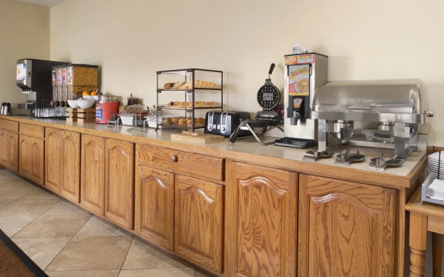 Country Inn & Suites by Radisson, Topeka West, KS