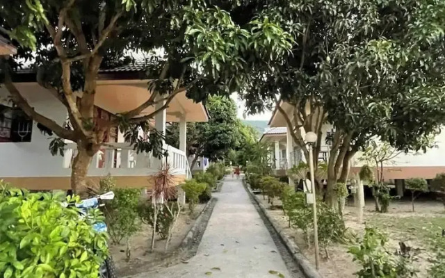 Krisada Beach Resort