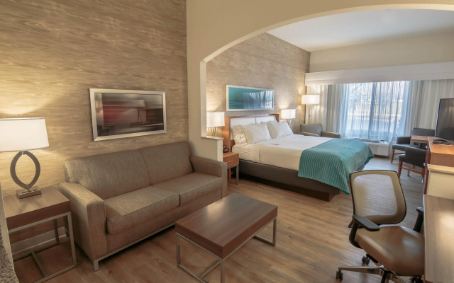Holiday Inn Express & Suites Farmington by IHG
