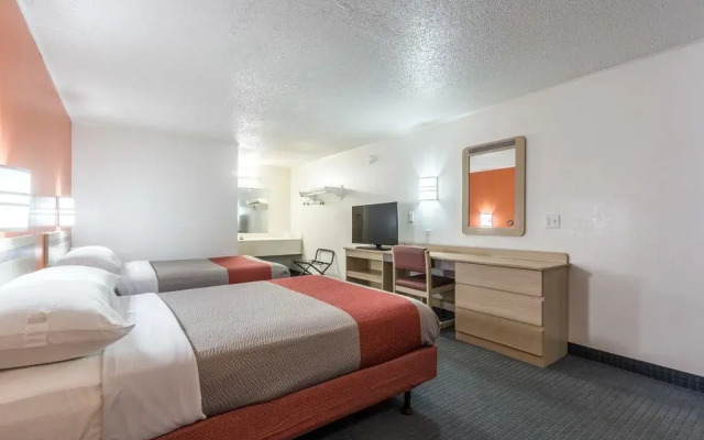 Travelodge by Wyndham Lansing