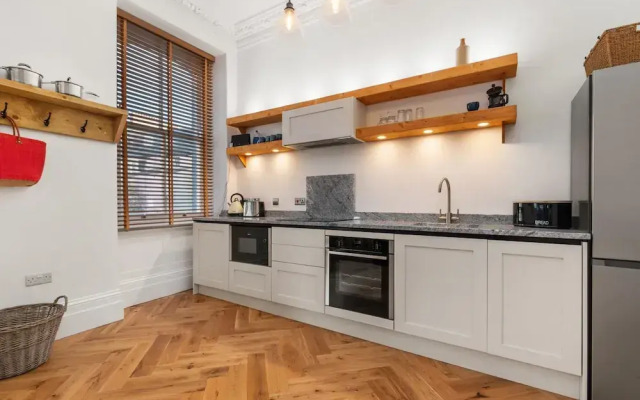 Spinnaker - Close to Town Sea Views