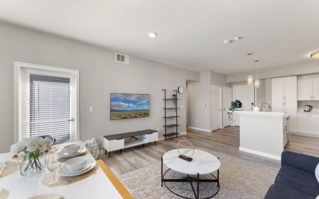 Chic Apt With Jacuzzi Pool Mountain Views
