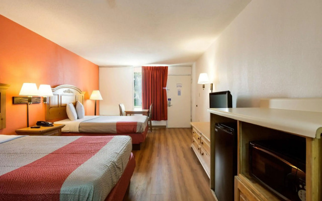 Motel 6 Clarksville, TN