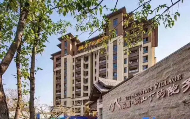 The yard under the mountain