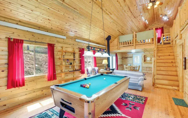Hike, Unwind & Bring Your Pet: Deadwood Cabin!