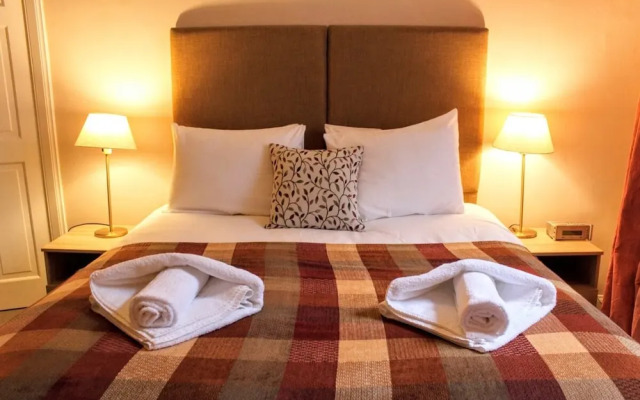 Traditional Georgian Flat in New Town, Sleeps 5-6