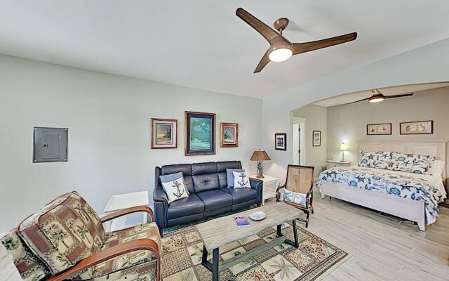 Walk To Beach! Modern Getaway With New Full Kitchen - 2 Bedroom Apts