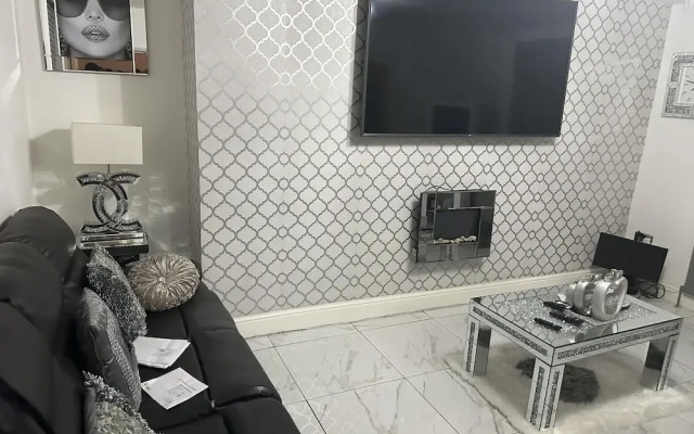Beautiful 1-bed House in Bradford