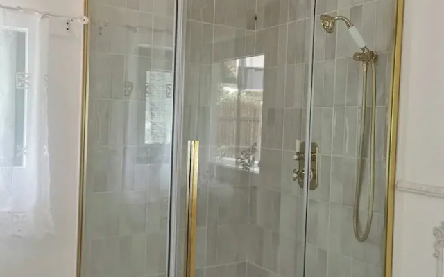 Sunny Wooden House on Creek, 30 Minutes Prague