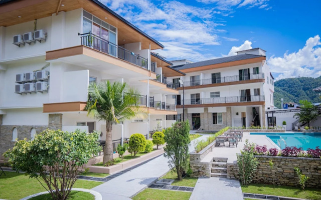 Majestic Lake Front Hotel & Suites