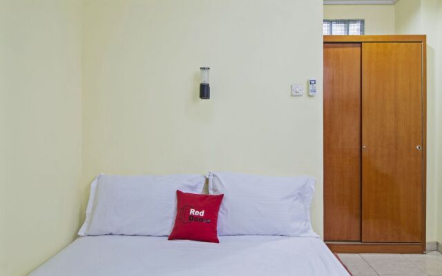 RedDoorz Plus near Ciputra World Kuningan 2