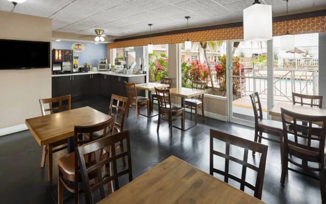 Super 8 by Wyndham Ellenton Bradenton Area