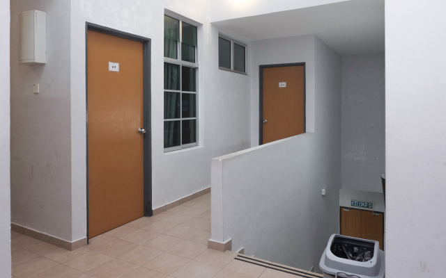 Super OYO 89930 Golden Guest House